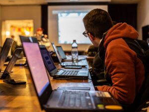 homem de óculos estudando com seu notebook